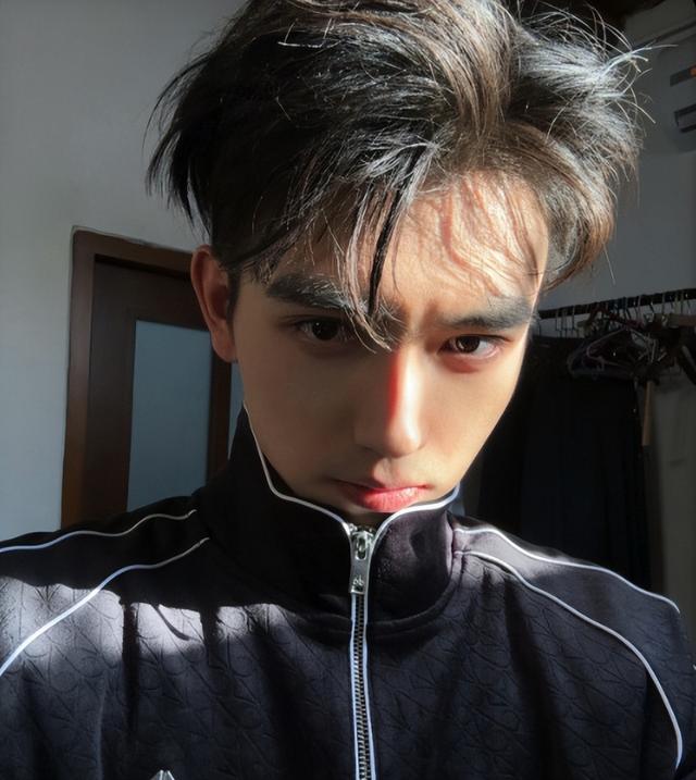 陈飞宇|陈飞宇承认曾与女网红交往，称恋爱期间均为单身，网友怒喊：退圈