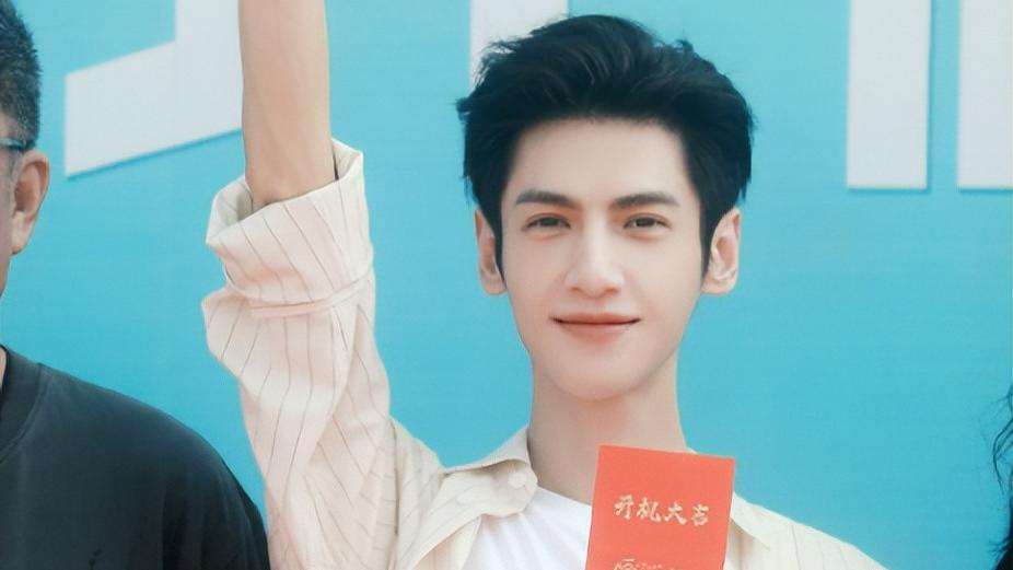 罗云熙 罗云熙新剧造型曝光！短发出演医生男主，看到女主颜值：心动了！