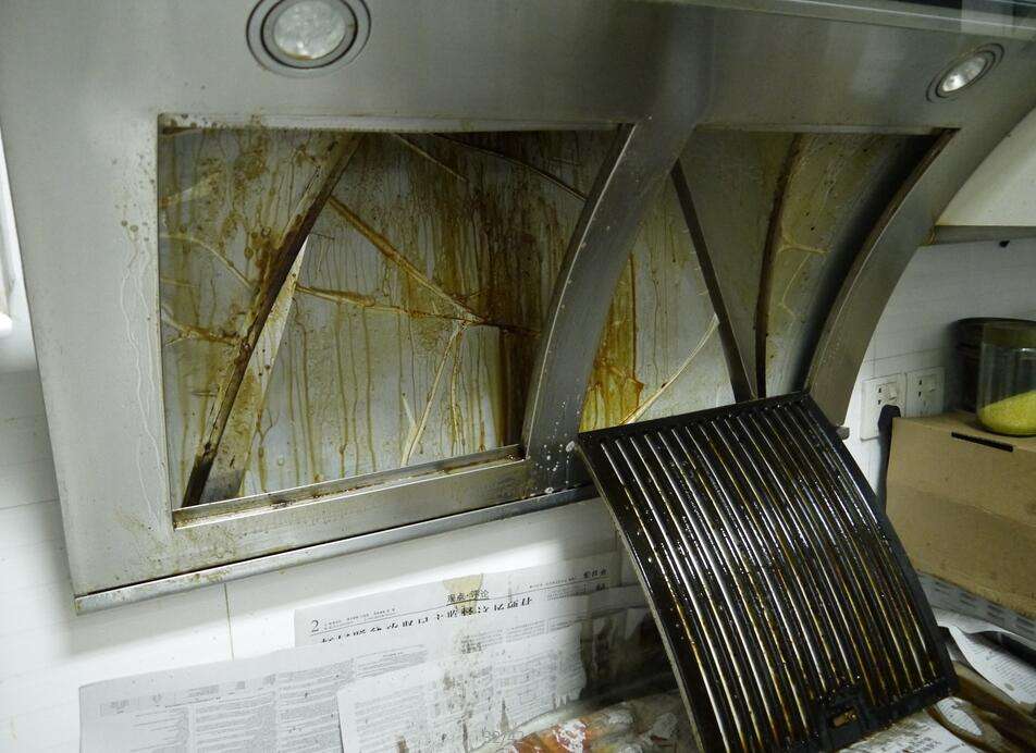 油烟机油渍多,难清洗?从保洁那偷学一招,不拆不洗,立马焕然一新