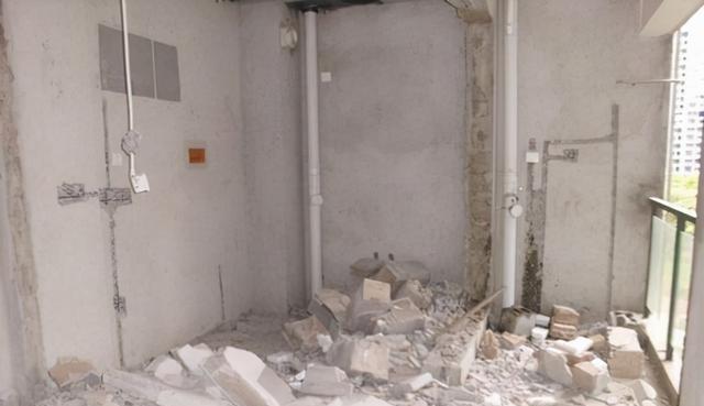 楼上改阳台，楼下被无故扎入两根承重柱，私搭乱建究竟如何解决？