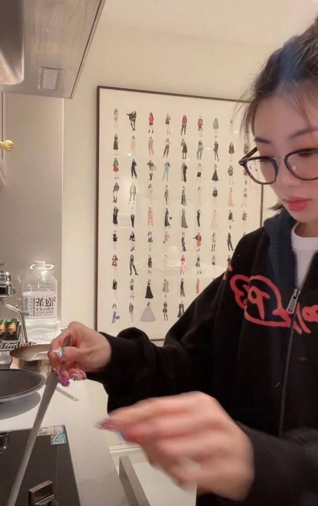 成龙|程晓玥罕见在豪宅内直播，和郑恺分手后至今单身，豪宅内很空旷