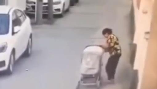 11个月的孩子从婴儿车上掉落,惨遭轿车碾压,家长全程毫无察觉