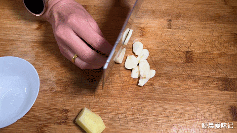 豆角炒肉丁，豆角颜色鲜亮，肉丁焦香入味，清爽开胃，好吃超下饭