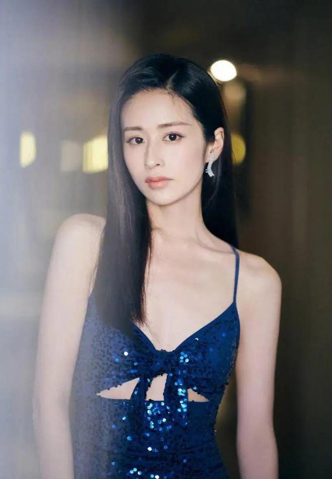 生图|镜头前美艳，真人干瘪，头大肩窄，排骨胸，这11位女星反差太大