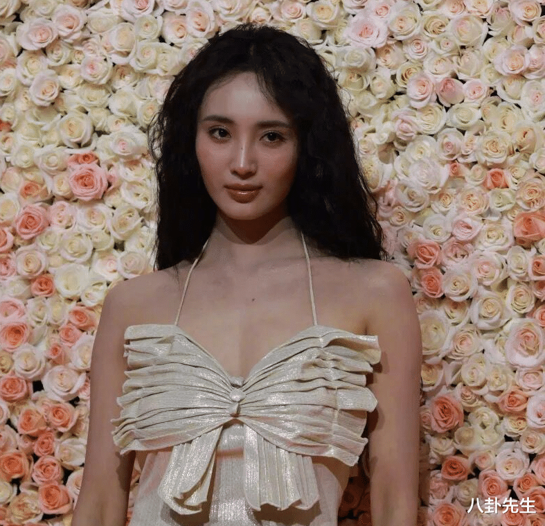 倪妮|17位女星同场比美：倪妮穿得像广场舞阿姨，赵今麦打扮成熟略违和