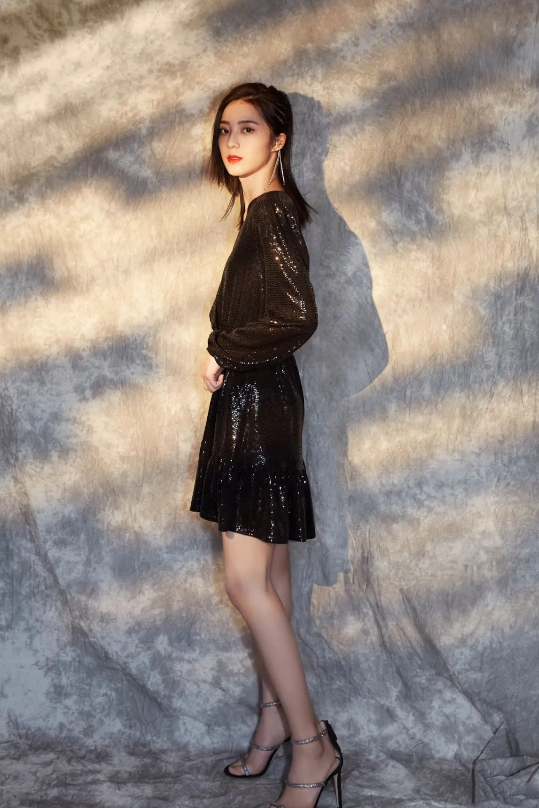 万鹏|万鹏，屏幕上的彪悍女汉子，现实生活的她，美得让人窒息