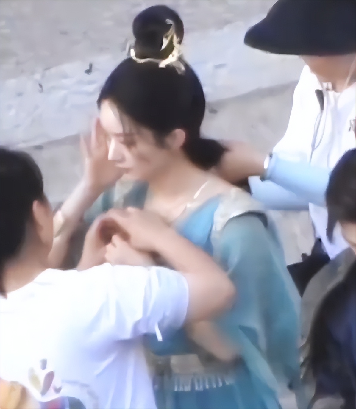 赵丽颖|赵丽颖片场狂吸奶茶！鼓起腮帮子似松鼠，与男演员牵手肤色差明显