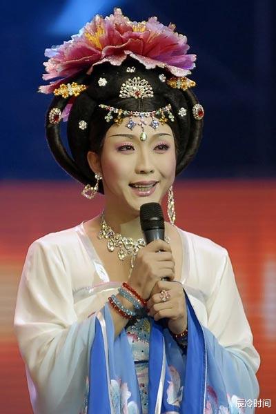 小姐姐|李玉刚：成名前身上全是刀疤，成名后梅葆玖怒斥他是个小丑