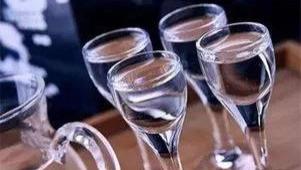 两件阳阳事：丈夫喝酒把高烧孕妻扔家，男子开车百余公里照顾女友