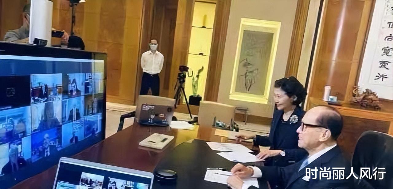 穿衣搭配|94岁李嘉诚生活照罕见曝光!和小33岁女友牵手出游,穿潮装扮年轻