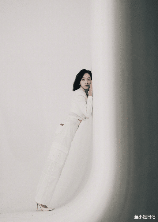 宋茜这套白色西装,不仅适合职场小姐姐,同时又十分百搭显气场
