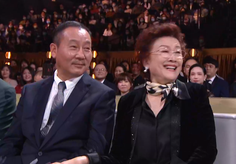 谭松韵|看众星金鹰奖颁奖礼造型：42岁殷桃黑裙显身材，谭松韵波点裙清新