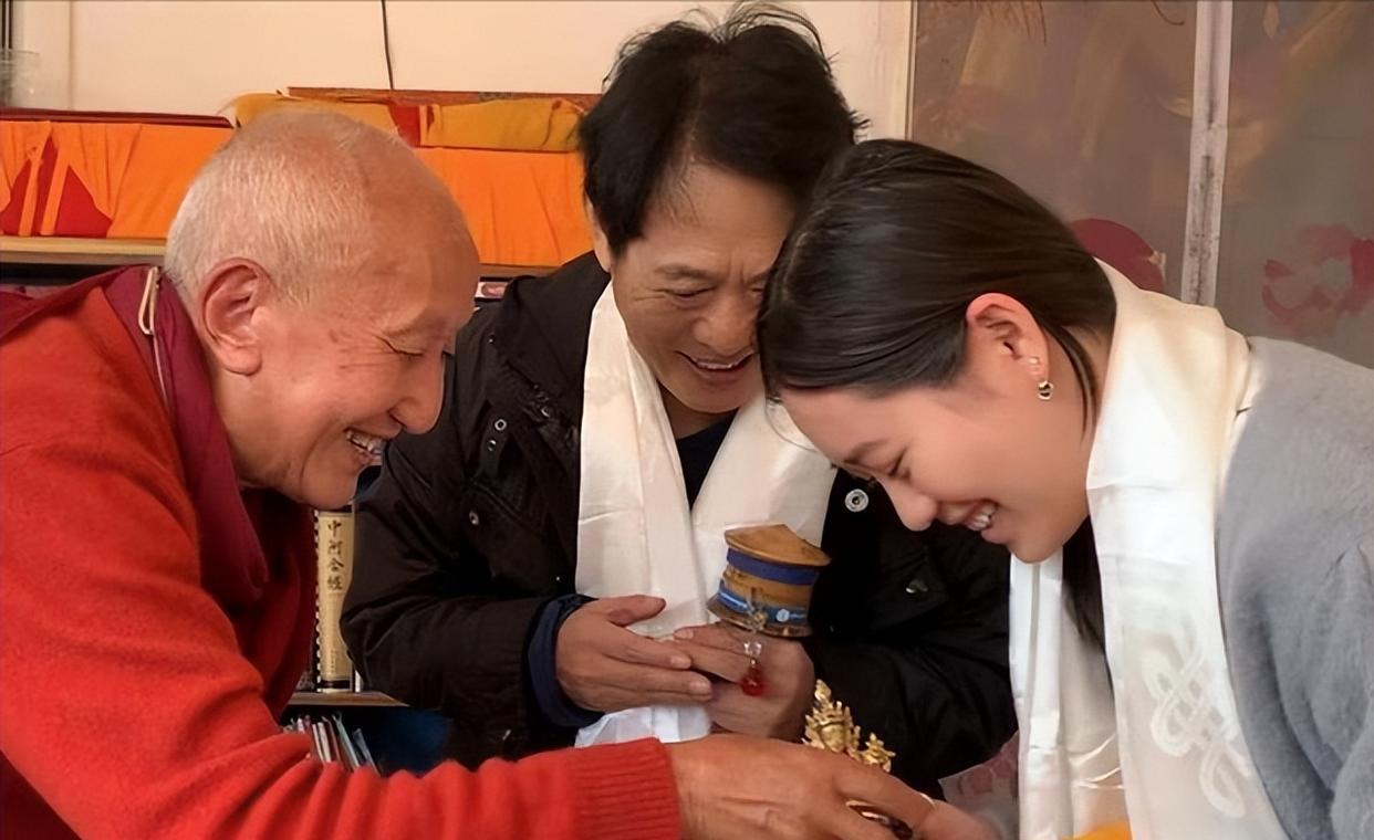 杨幂|59岁李连杰罕见露面，带妻女现身寺庙拜佛，目前已定居国外修行