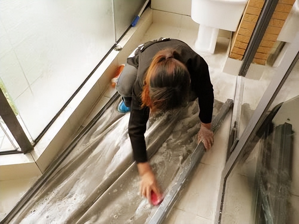 家里的纱窗脏了怎么办?不用拆下来洗,这样擦,灰尘自己掉下来