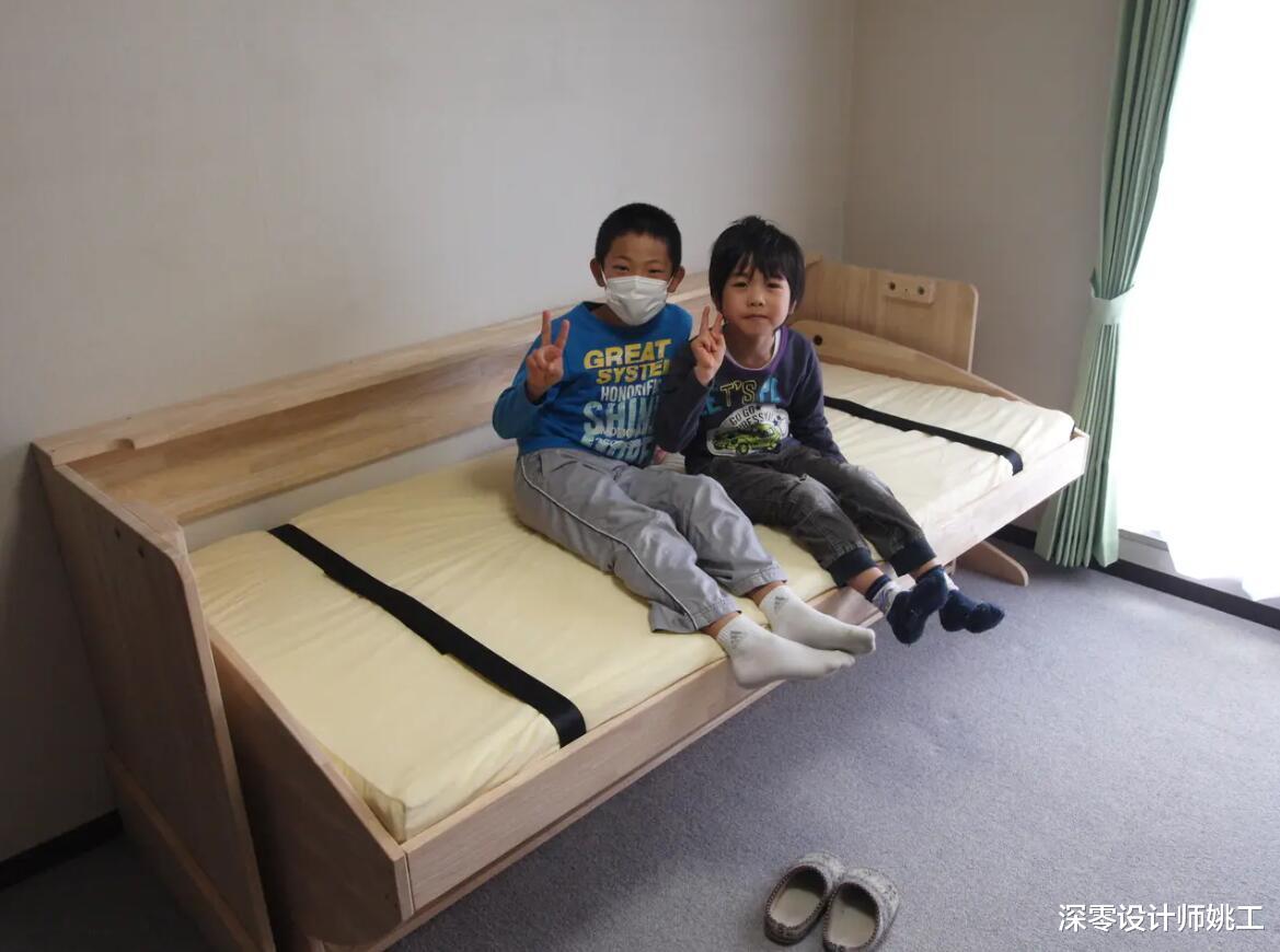 对于小卧室，没什么比放张多功能床更实用，结合上下铺实现收纳储物