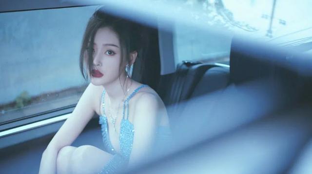 张天爱|张天爱穿吊带礼服秀身材,展现女人的肌肉美,网友:九子宫不够看