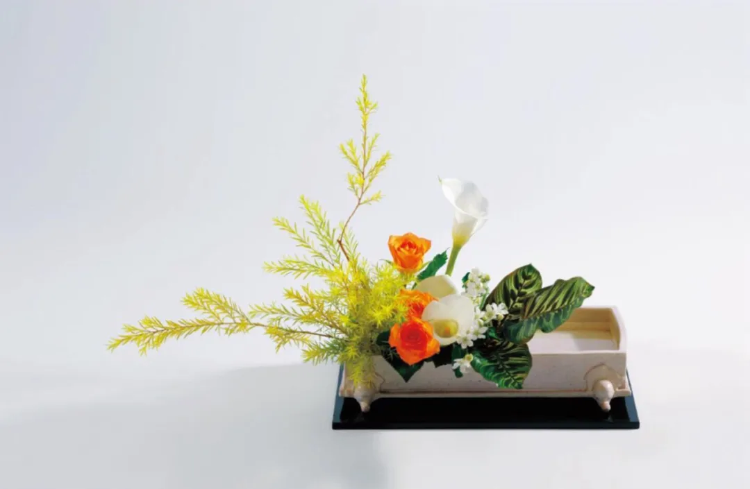 “插花”和“服装陈列”共有的一个规则:三角构图