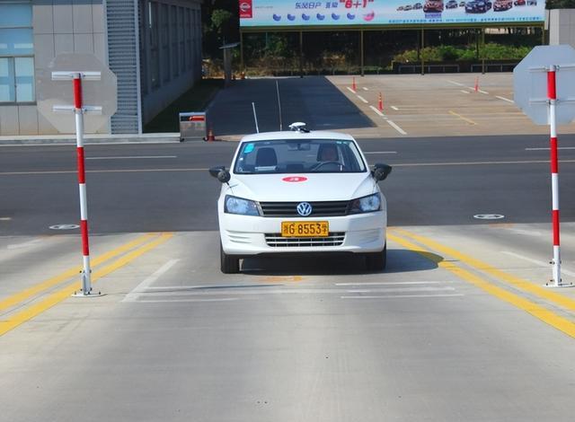 女孩考科目三,上车8秒就挂科,下车后直接报警,网友:真解气