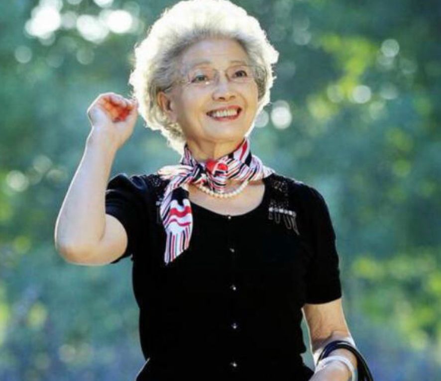 帽子 60岁的你别着急染发,试过这款“贵妇卷”,才知道白发也这么高级