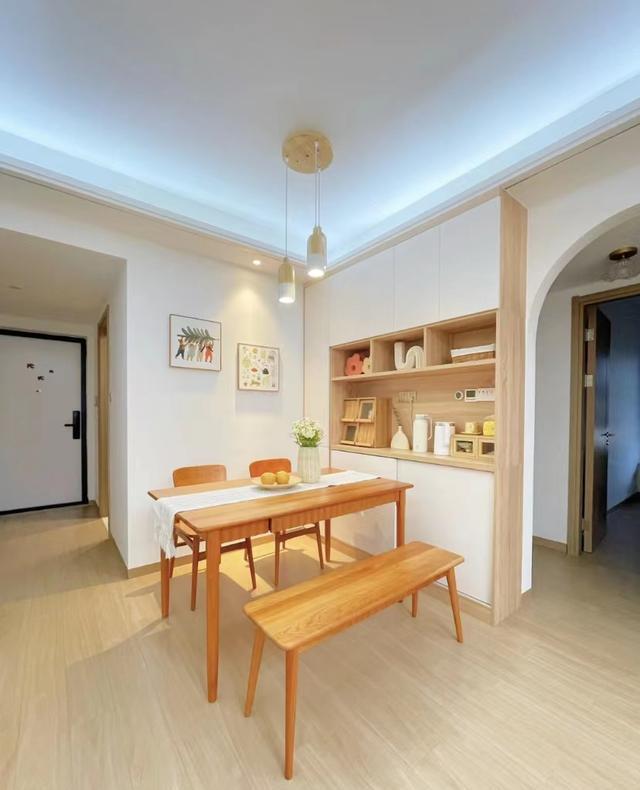 年轻夫妇拒绝“过度装修”,把75小家装修得堪称教科书,超有品味