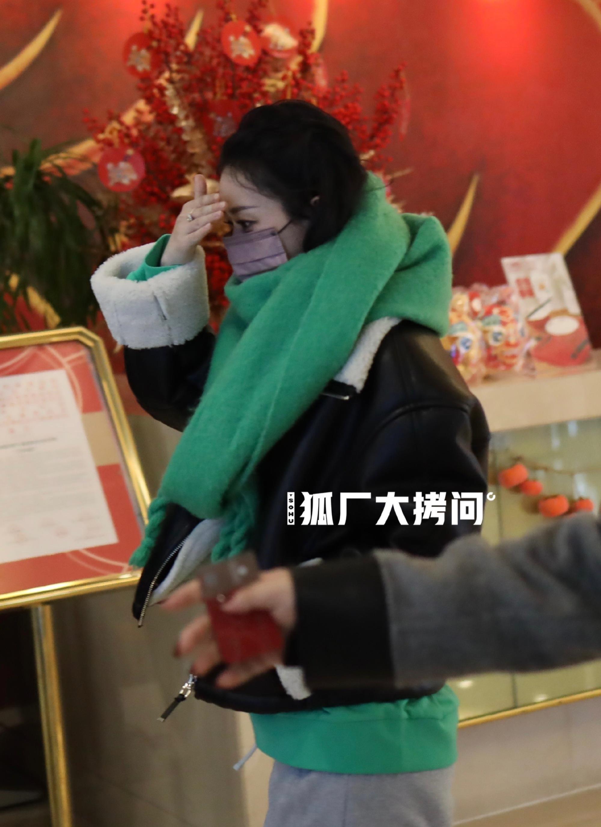 赵丽颖|春晚彩排赵丽颖穿运动装、戴围巾挺厚实,李宇春不怕冻穿大衣好酷