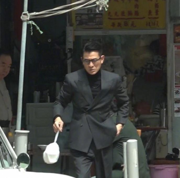 彭于晏|刘德华彭于晏合作新片，彭于晏穿西服亮相，颜值上升获夸赞