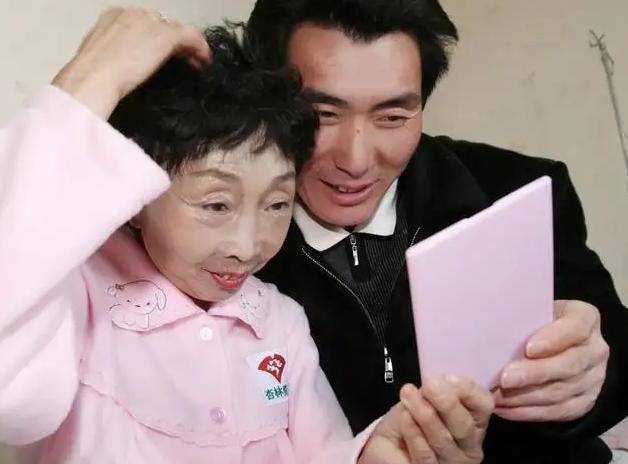 李玉成|马玉琴过85岁大寿,70岁婆婆到场祝贺,真实身份被扒,网友:该封