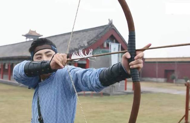 迪丽热巴|抱不起女星、拉不开弓、“白斩鸡”身材,圈里男演员到底有多虚?