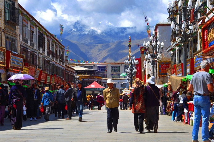 腾冲|拉萨百年老街举世闻名,街上人山人海,来旅游体验不一样