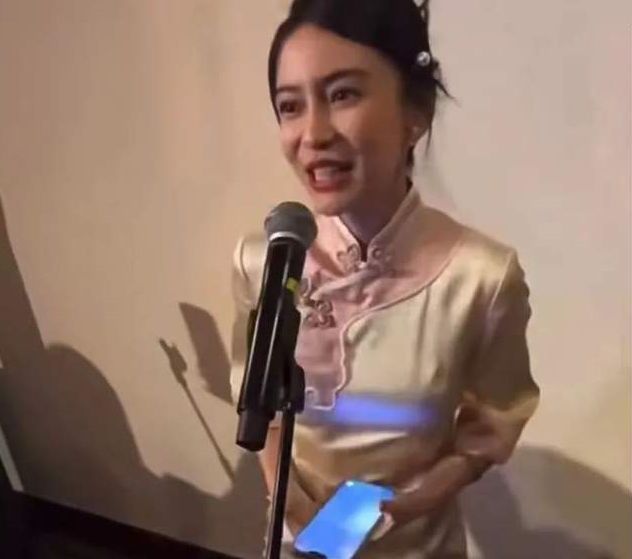 聚会|baby再曝聚会视频,穿旗袍唱歌十分浮夸,舞台上摇晃彻底放飞自我