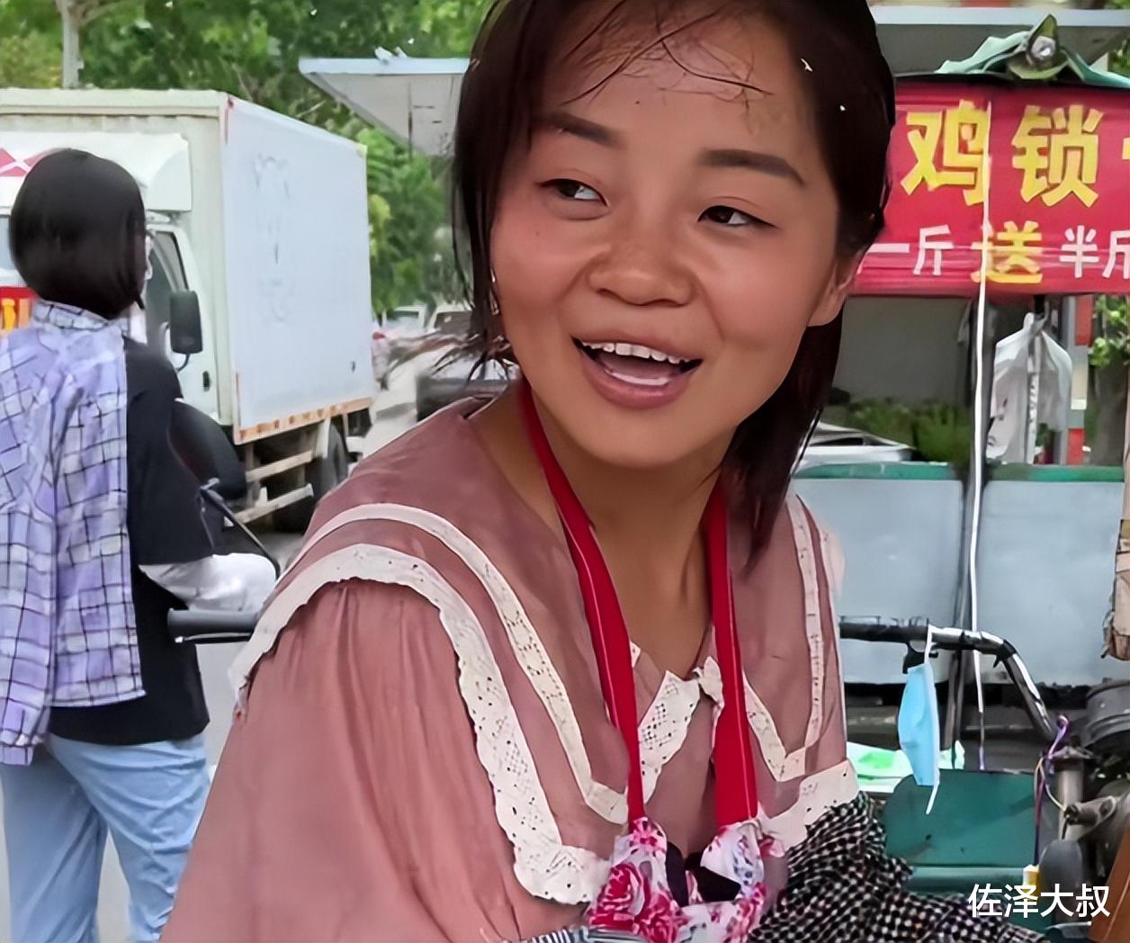 娱乐圈|河南烧饼摊，老板娘酷似王宝强走红，一块钱一个，一天赚七八百元