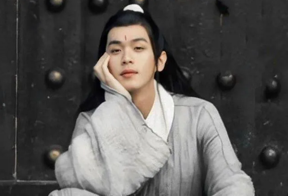 张若昀|娶八年女友，演一个火一个，他简直是小说里走出来的男主