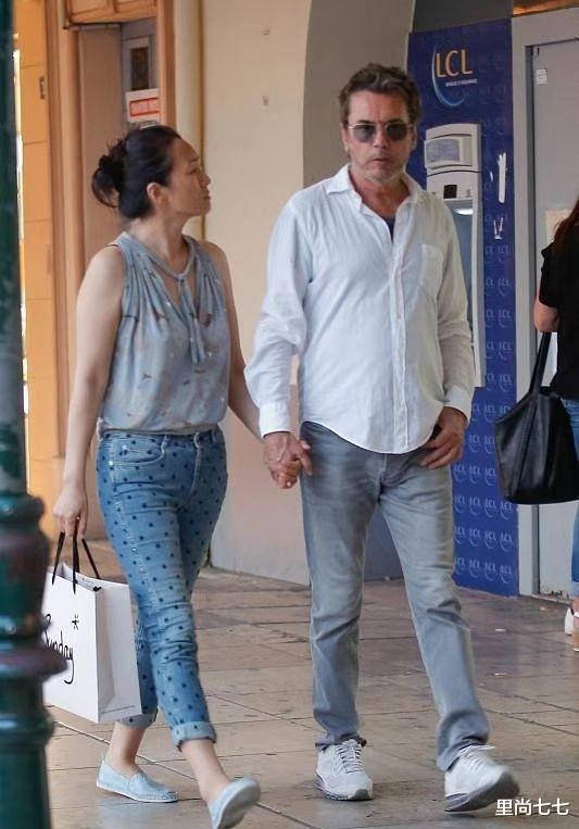 姜昆|巩俐私下素颜太真实了,皱纹明显眉毛剩一半,一身土味像普通大妈