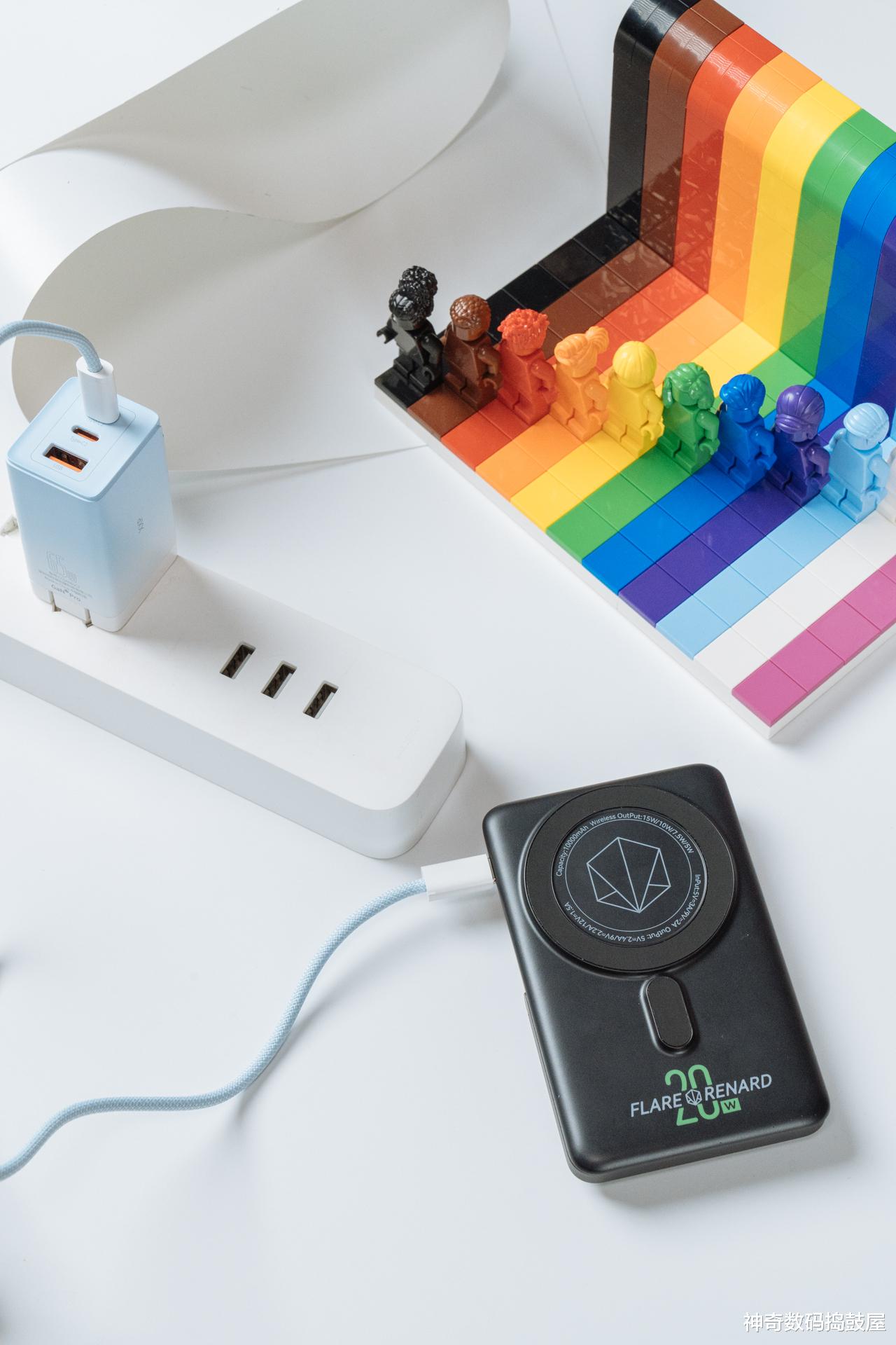 充电宝|MagSafe“咔嗒”充电更简单：闪焰狐 磁吸支架充电宝让充电更立体