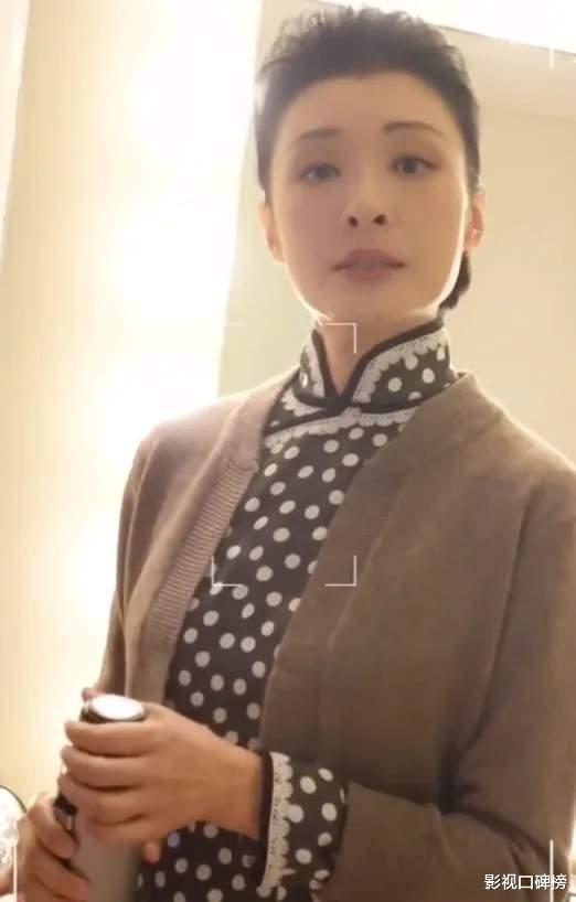 |54岁周涛近照曝光,穿旗袍配灰色外套气质端庄优雅,弯腰送道具