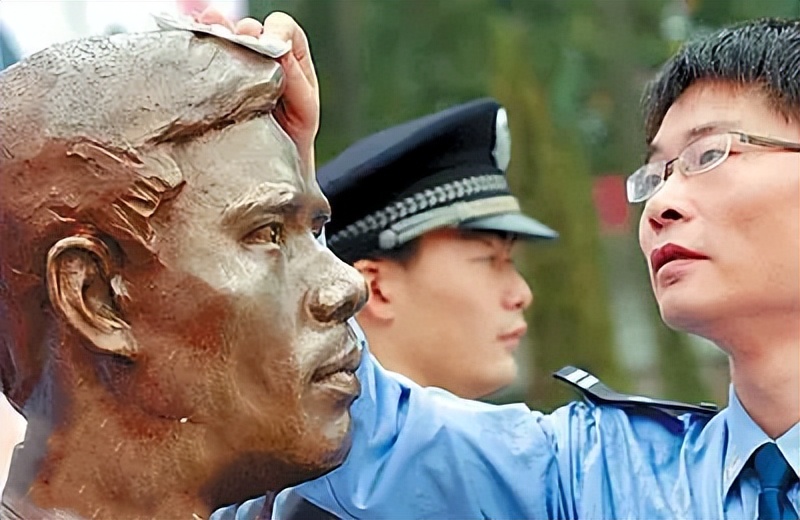 2006年,广东缉毒警牺牲,解剖发现胃是空的,妻子:他2天没吃饭