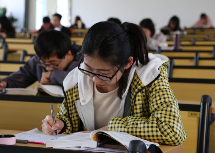 攀枝花|华中师大辅导员侵犯女学生，聊天记录曝光，男友行为惹争议