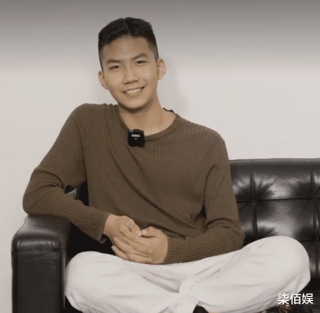 |胡军老婆携儿女拍大片，13岁康康又帅又A像爸爸，微笑唇好迷人