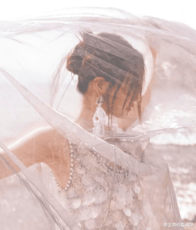 徐璐|徐璐在云南拍写真，把一地碎石当沙滩，躺在上面摆造型