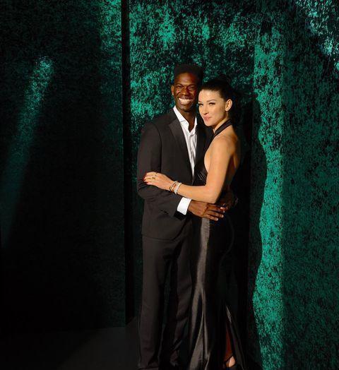 比尔·盖茨|比尔·盖茨19岁女儿带男友亮相,黑人小伙合不拢嘴,车内亲亲太甜