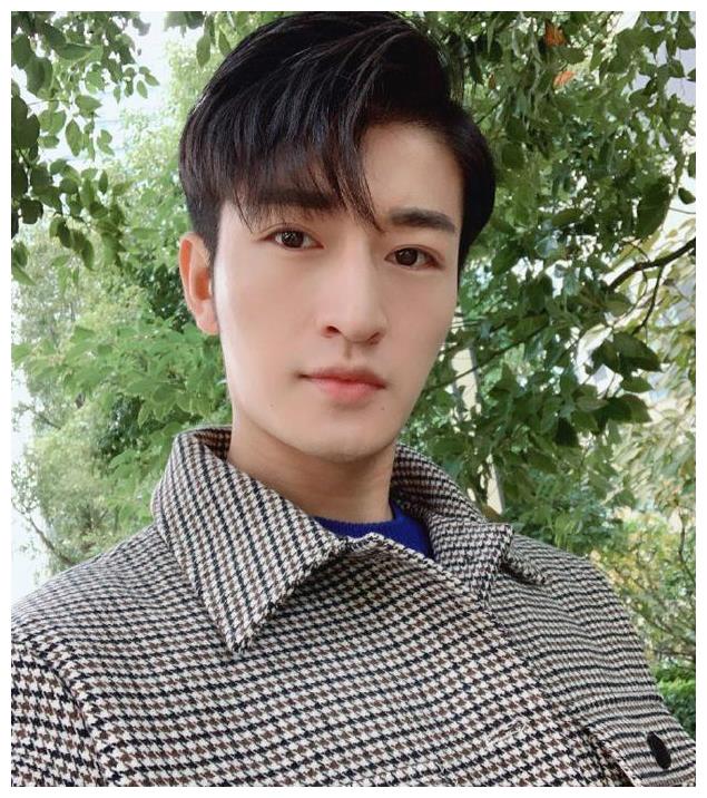 尹颂|央视新面孔尹颂：因外形帅气出圈，登上春晚事业稳定，女儿颜值高