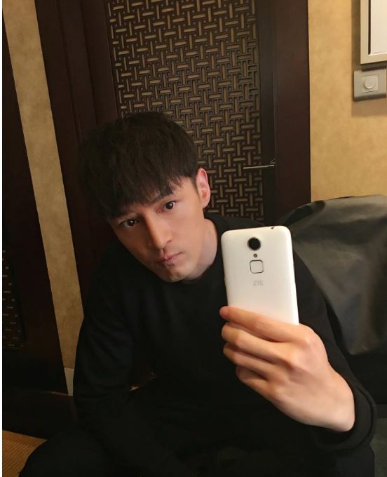 胡歌|川西偶遇胡歌拍戏,头发凌乱模样沧桑,时隔7年再演古装剧引热议