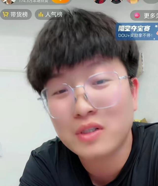 田静弟弟帮妈妈浇菜,直接上桶太豪横,遭调侃离挨打不远了