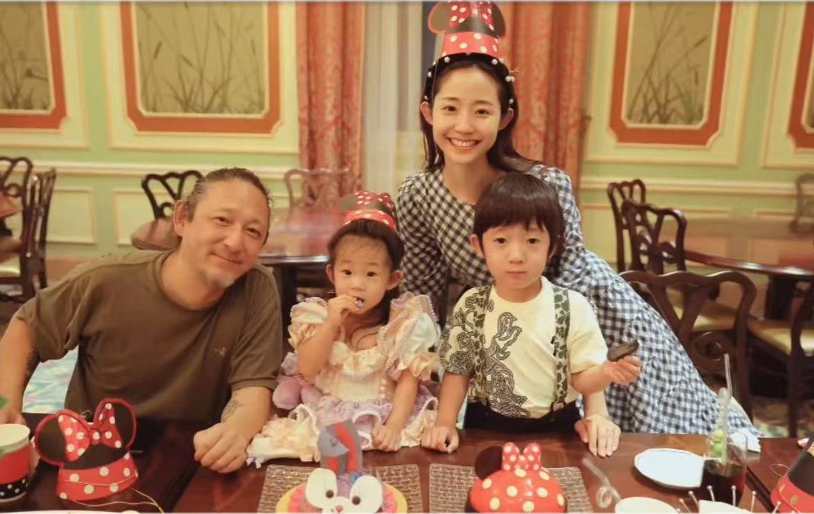 迪士尼|三宝与小25岁美妻迪士尼接吻，男方敷衍头花白，被指隔代画面尴尬