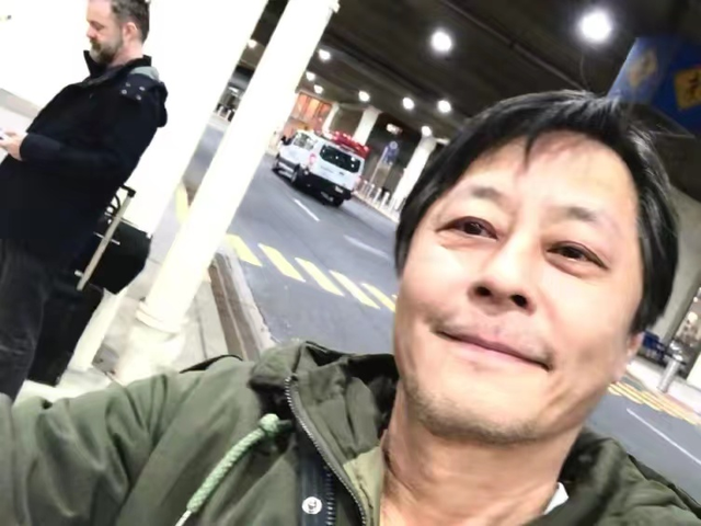 王杰|王杰退圈多年曝近照，戴耳环满头黑发宛如回春，久居国外生活惬意