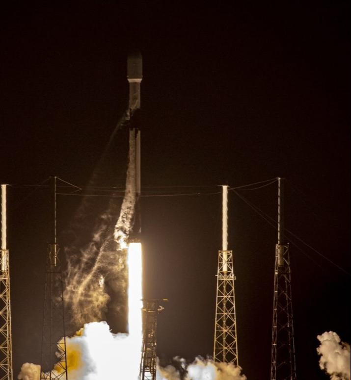 SpaceX在成功发射Eutelsat 10B卫星后,退役了一枚猎鹰9号助推器