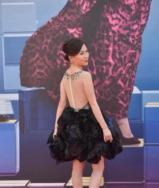 王晶|王晶女儿身材娇小却有料,父女罕见走红毯,她穿公主裙却太风尘气