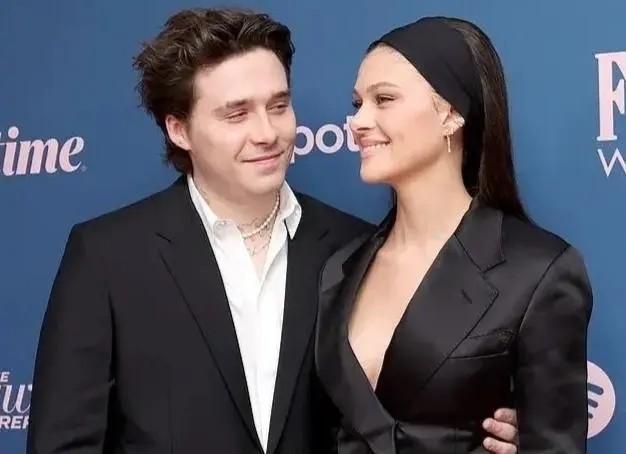 小贝|小贝儿子秀恩爱！妮可拉中门大开，穿深V西服，懒理小贝夫妇！