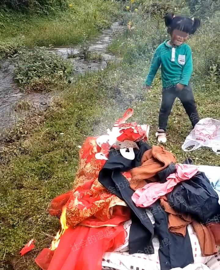 妈妈已经死了!男子带女儿烧前妻衣物还哈哈大笑,离婚之后成仇人