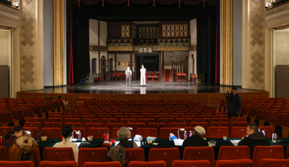 冯远征|众星现身人艺年度考核！吕中顶白发坐C位，冯远征坐姿乖巧表情萌